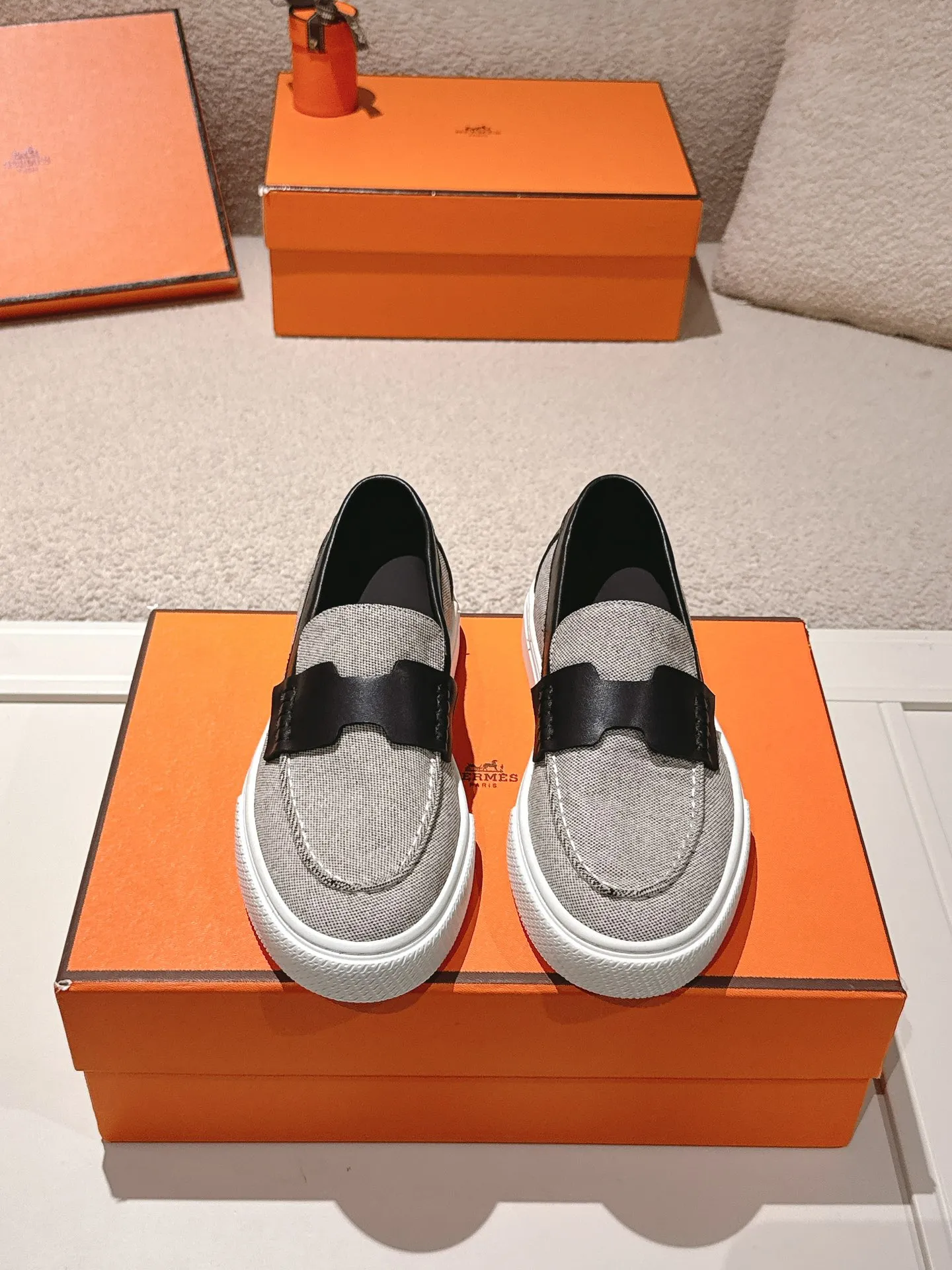 Men's men's shoes P620! Hermes# Thick Sole Couple Loafers These lace-up free sneakers in calfskin and washed denim feature signature "H" details. The design is simple and smooth, creating a fashionable urban look. It is comfortable and versatile. H family classics are not outdated, and the delivery counter is beautifully packaged🛍📦 Fabric: Original customized washed denim/first-layer cowhide Lining: Imported soft sheepskin Sole: Original open-molded anti-slip TPU material Size: 35-45